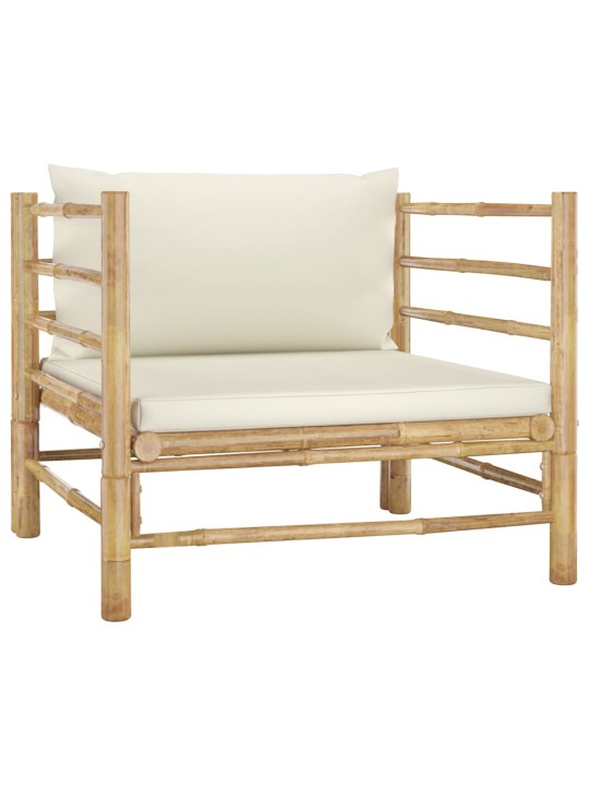 Sodo sofa su kreminėmis pagalvėlėmis, bambukas