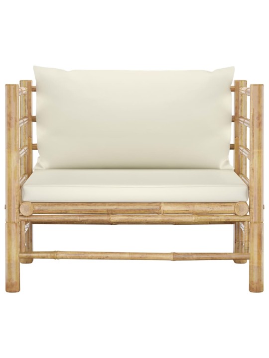 Sodo sofa su kreminėmis pagalvėlėmis, bambukas
