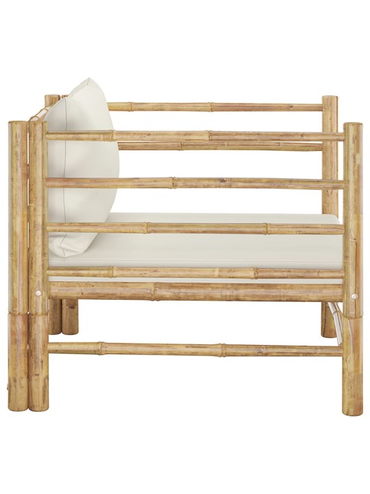 Sodo sofa su kreminėmis pagalvėlėmis, bambukas