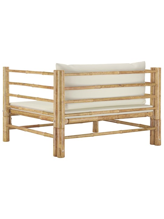 Sodo sofa su kreminėmis pagalvėlėmis, bambukas