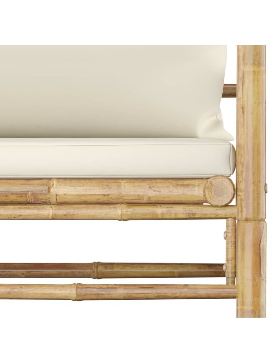 Sodo sofa su kreminėmis pagalvėlėmis, bambukas