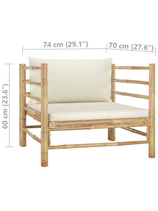 Sodo sofa su kreminėmis pagalvėlėmis, bambukas