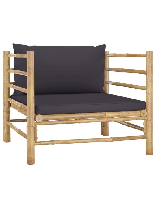 Sodo sofa su tamsiai pilkomis pagalvėlėmis, bambukas