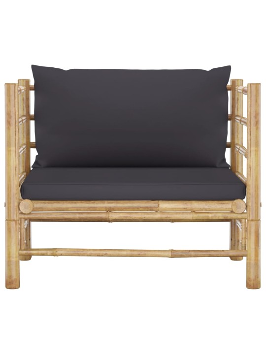 Sodo sofa su tamsiai pilkomis pagalvėlėmis, bambukas