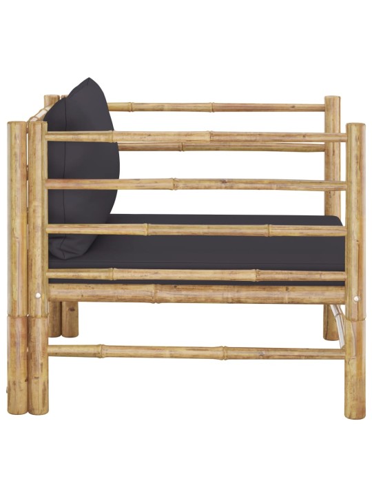 Sodo sofa su tamsiai pilkomis pagalvėlėmis, bambukas
