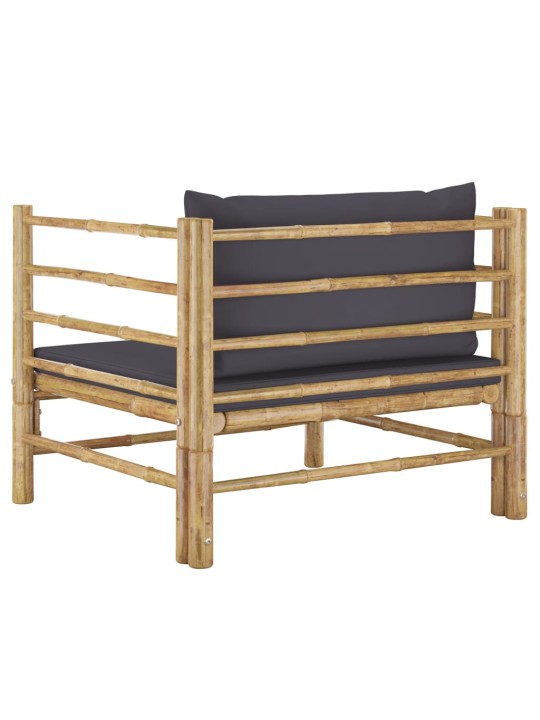 Sodo sofa su tamsiai pilkomis pagalvėlėmis, bambukas