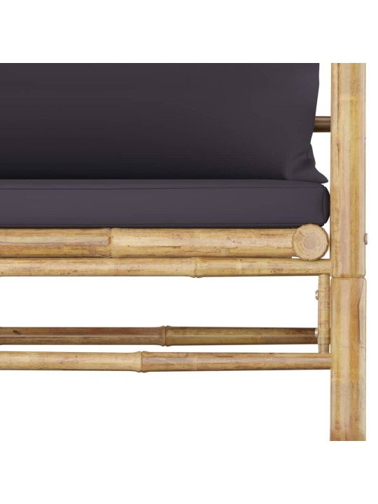 Sodo sofa su tamsiai pilkomis pagalvėlėmis, bambukas