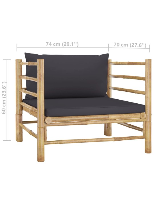 Sodo sofa su tamsiai pilkomis pagalvėlėmis, bambukas
